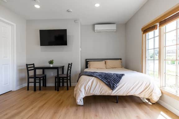 Cozy Casa | Bright Modern Suite | Kitchen + W/D - Image 4